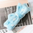 thumbnail image 4 of Diadema de ducha deportiva de terciopelo coral - Lunares azules y blancos, 4 of 8