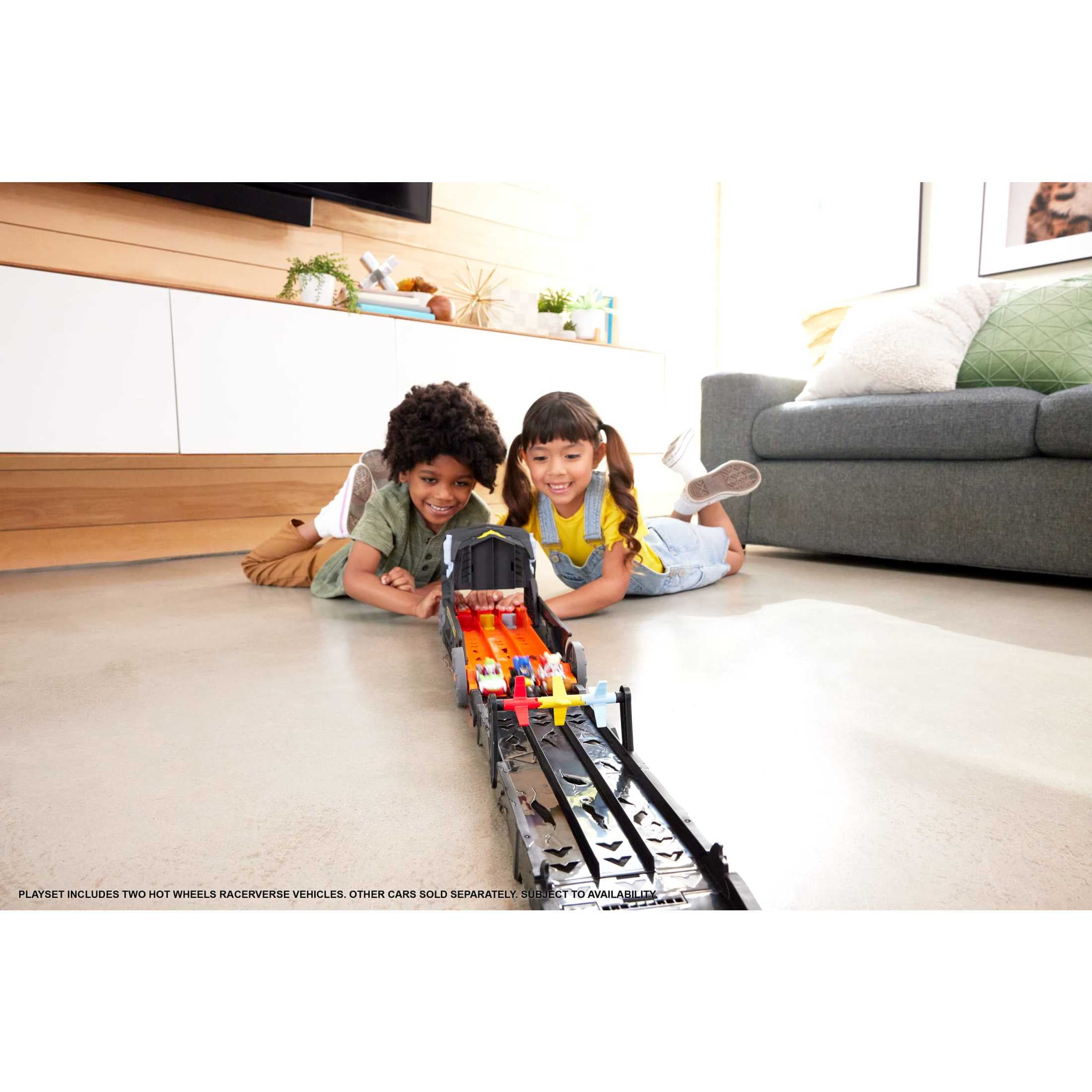 Hot Wheels RacerVerse Batman’s Escape Chase Track Set, Multicolor, Length: 6.06 in