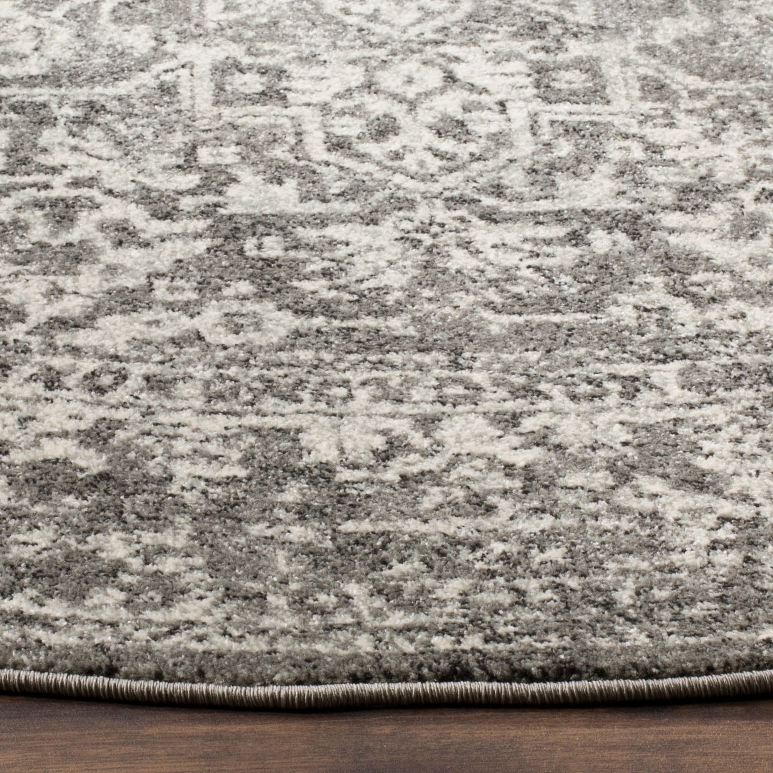 SAFAVIEH Round Rug 8' - Evoke Collection - Traditional Design, Grey & Ivory, Non-Shedding & Easy Cleaning, Ideal for Living Room, Bedroom, Dining Space (EVK256D)