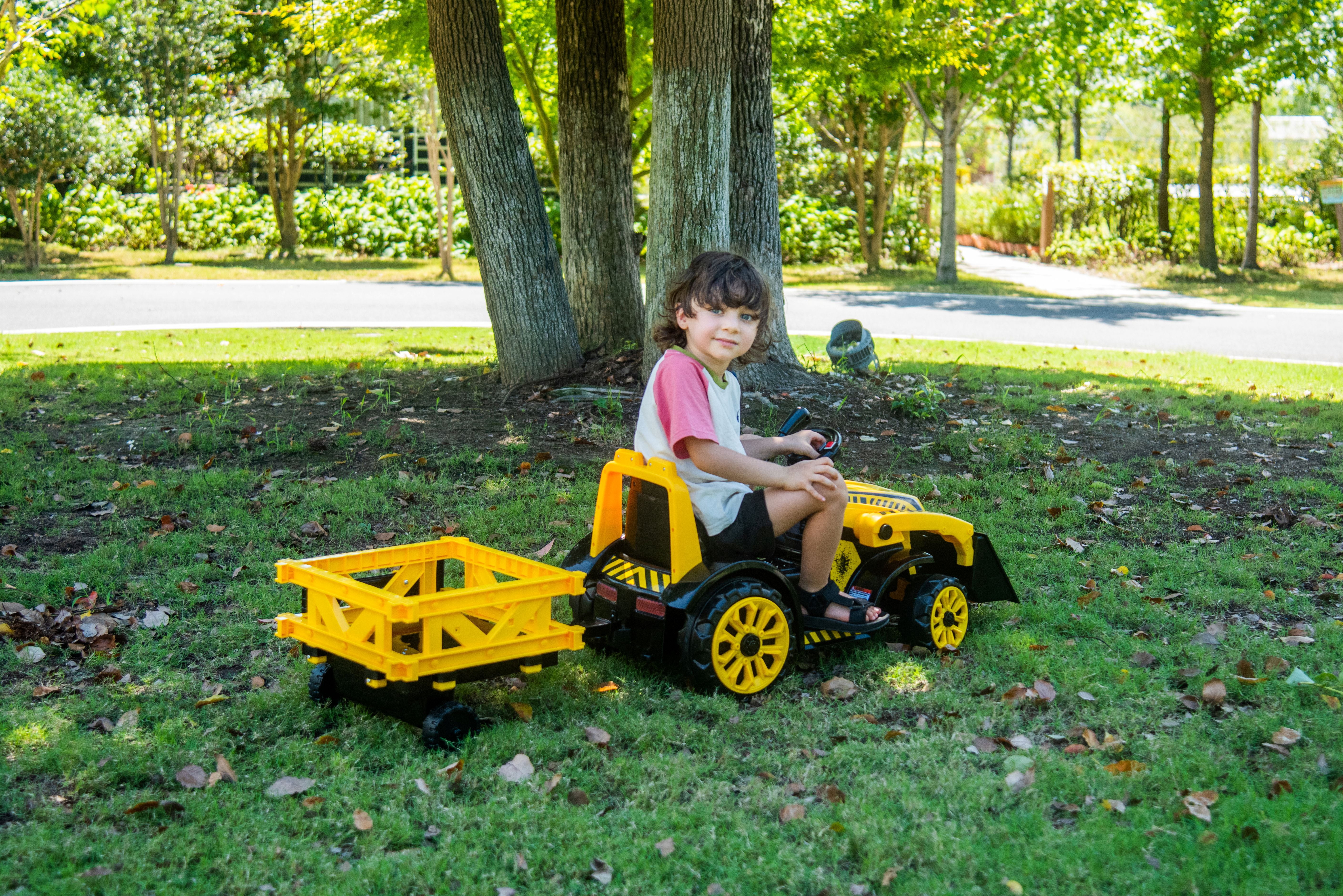 Best Ride On Cars Tonka 6V Construction Tractor Ride-On with Trailer and Working Loader for Kids