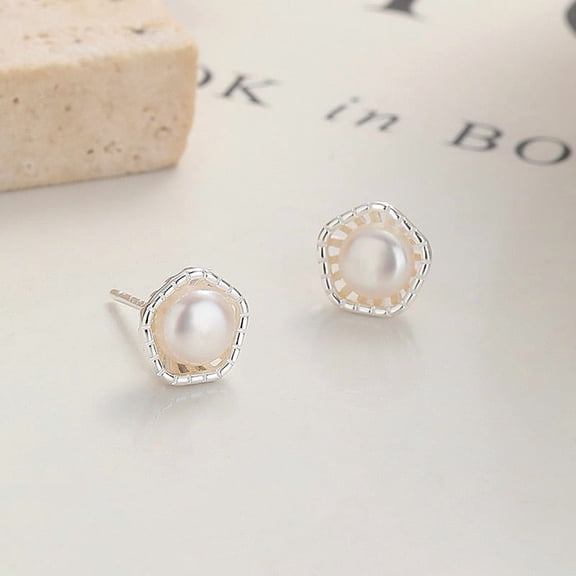 Leander's 999 sterling silver flower pearl stud earrings are perfect for everyday wear, featuring a luxurious, minimalist design and a cutting-edge fashion sense.