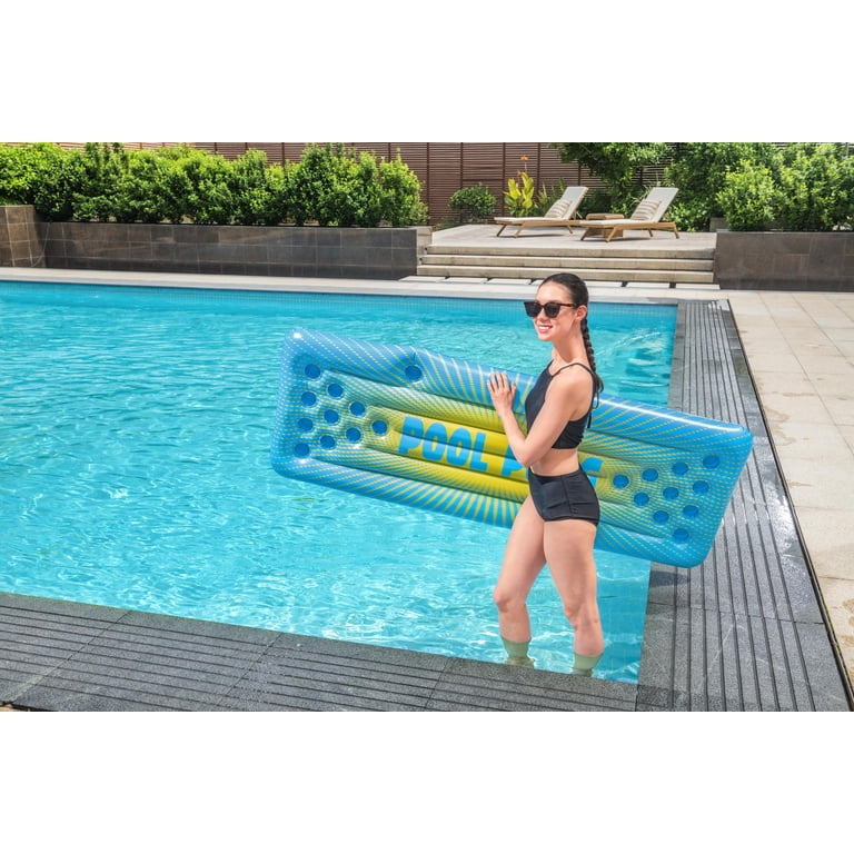 Parc De Jeux De Château Gonflable Avec Toboggan Et Piscine Dans Un Parc