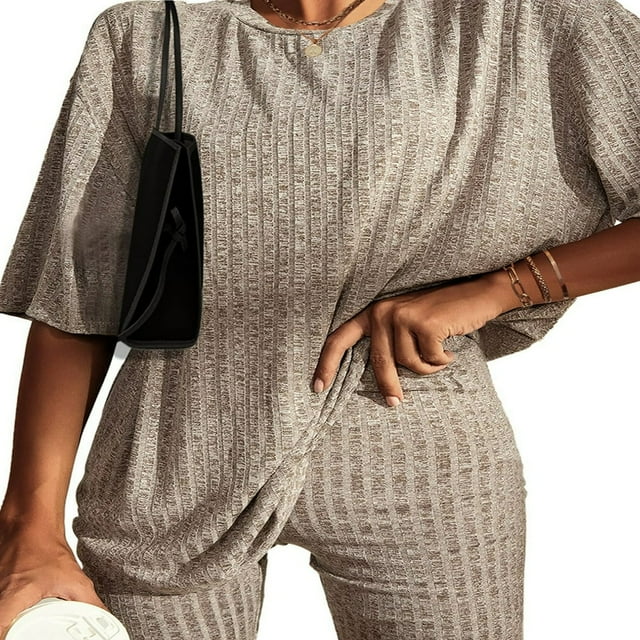 Ensemble Hauts Col Rond et Shorts de Cycliste pour Femmes avec Manches Courtes