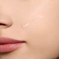 thumbnail image 3 of La esencia de tratamiento Clarins Bright Plus ilumina visiblemente, 3 of 5