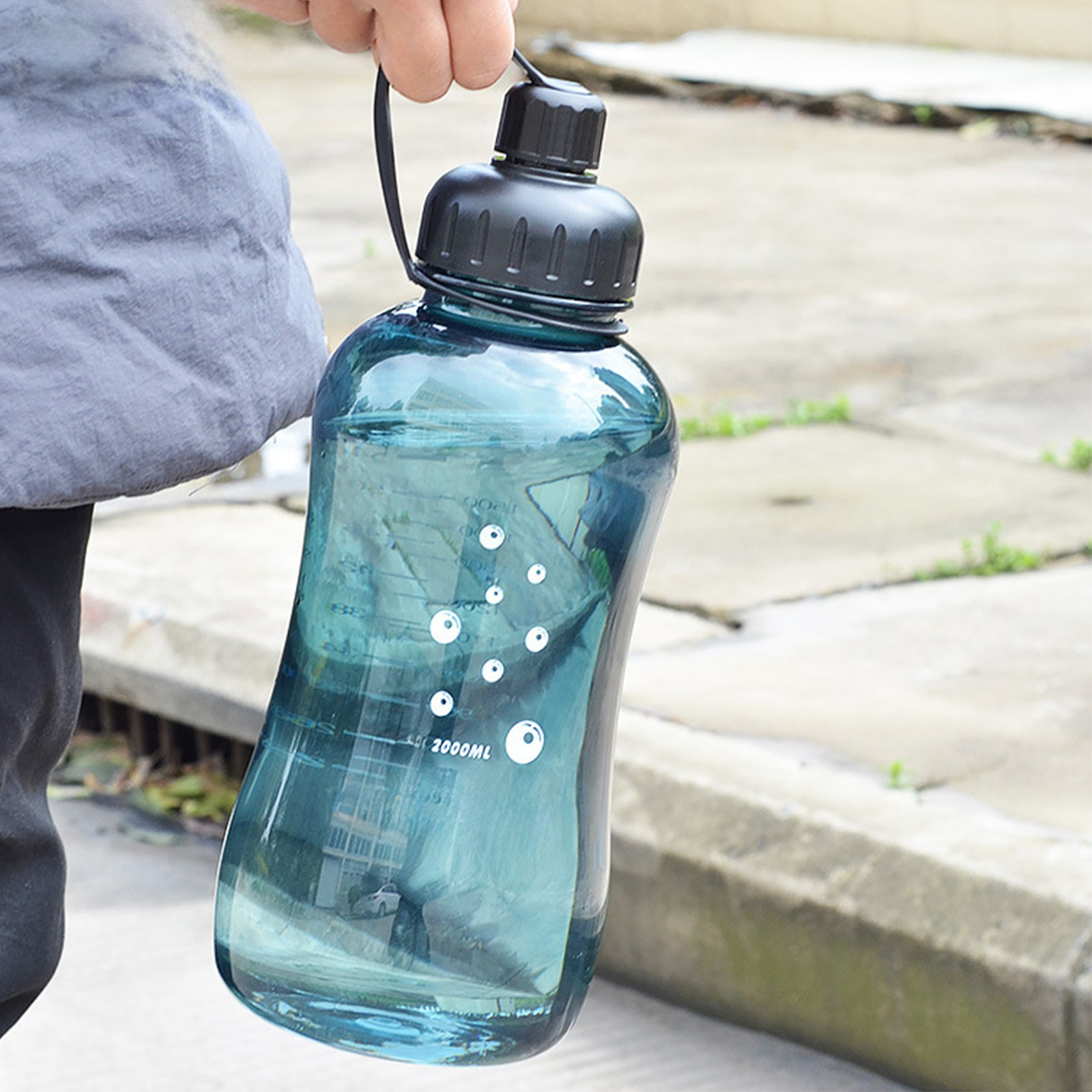 Bouteille d'eau filtrée isolée Brita avec paille Madagascar