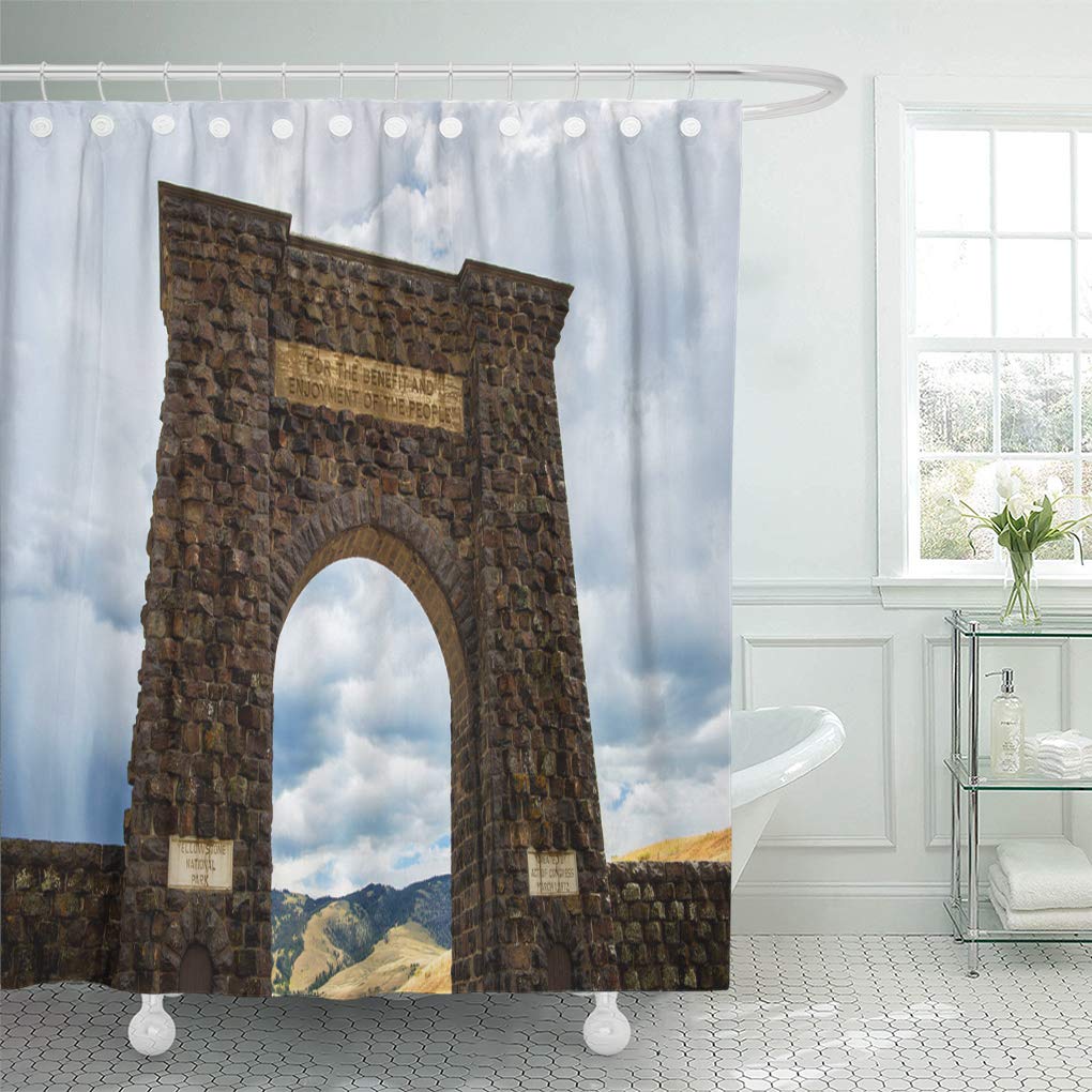 SUTTOM Blue Montana Historic Roosevelt Arch at Yellowstone National