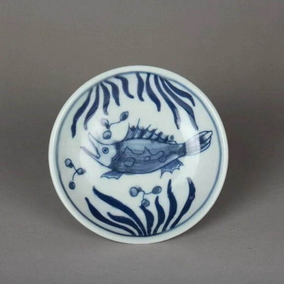 Exquisite Chinese porcelain blue and white porcelain fish pattern small plate -