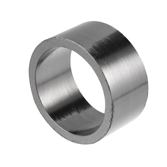 juntas de escape para motocicleta, anillo de sellado de grafito, repuesto de reparación para dirt pit motocross, 51mm id 62mm od — anillo cilíndrico metálico plateado en 3/4, apertura interior visible y borde con marcas de mecanizado; pared de grosor medio, aislado sobre fondo blanco, adecuado para la conexión del tubo silenciador en motocicletas y a menudo usado como repuesto en sistemas de escape de cross y pit.
