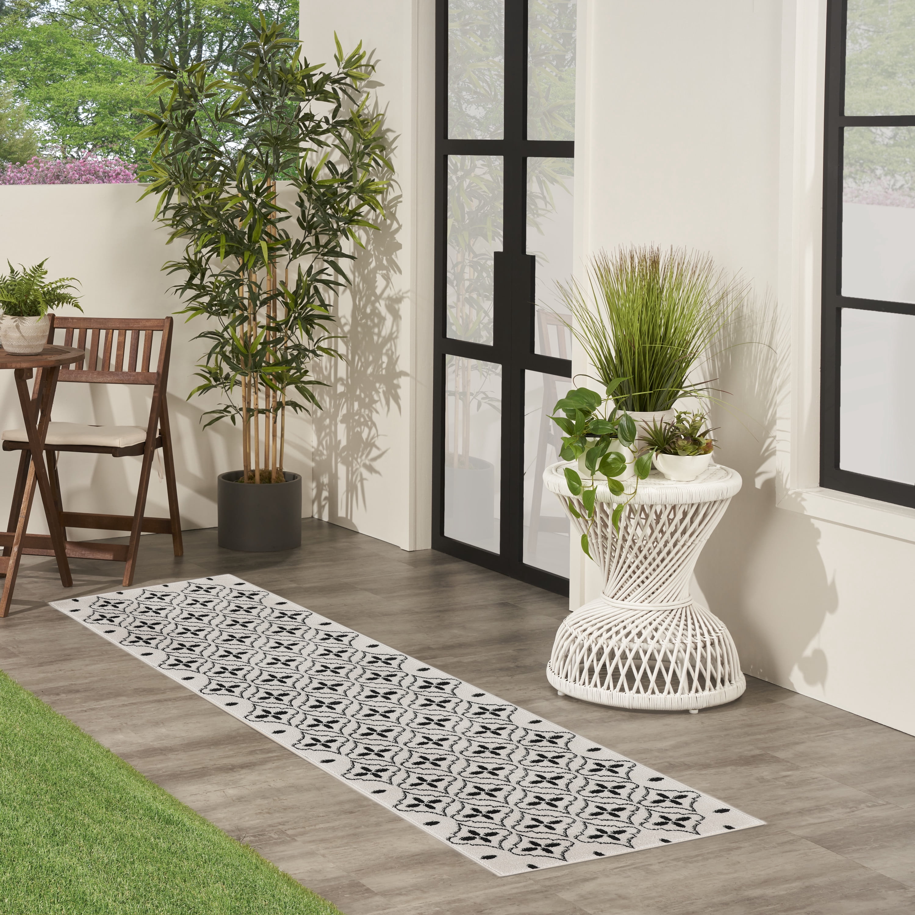 Nourison Essentials Indoor/Outdoor Ivory Black 2'2" x 7'6" Area Rug (2x8)