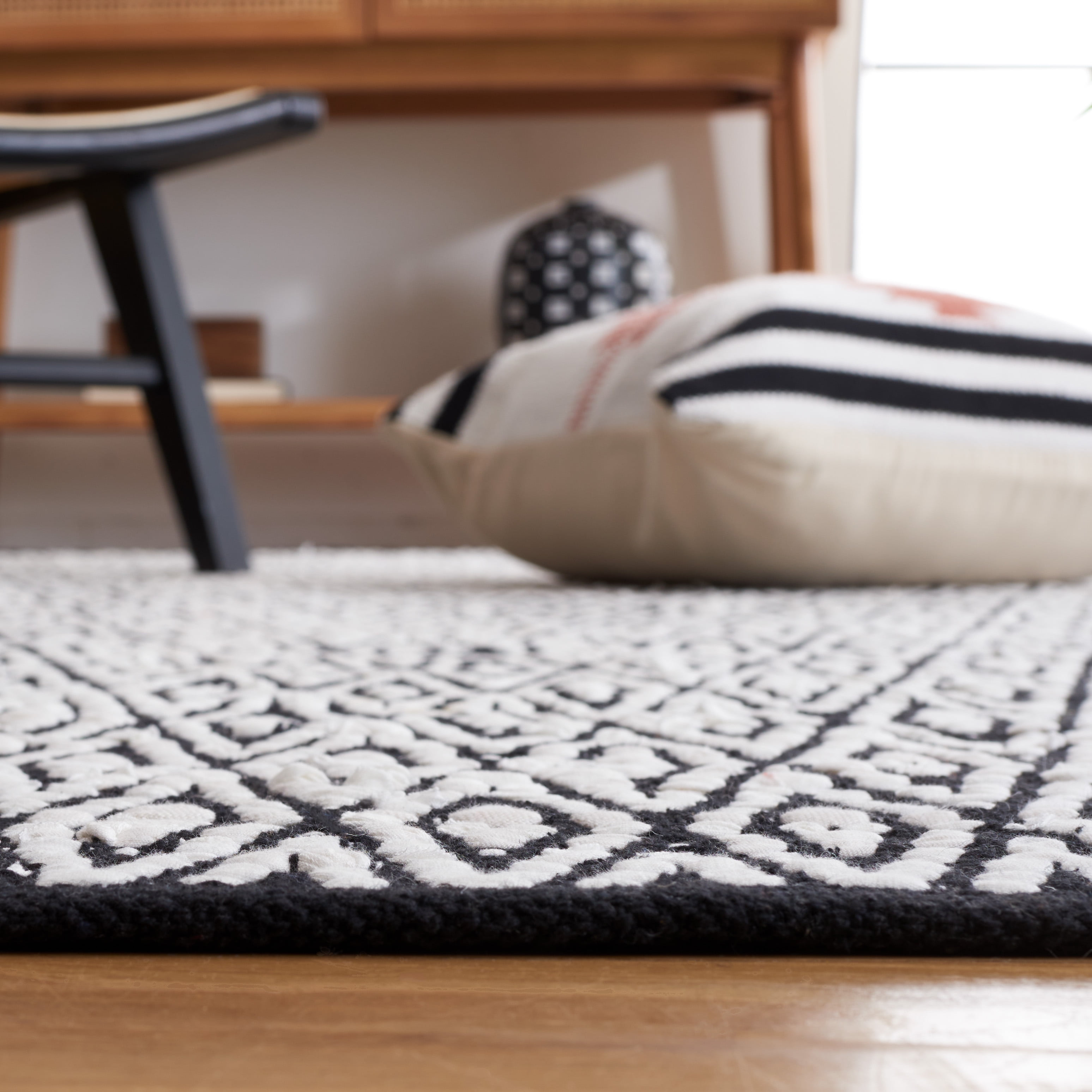 SAFAVIEH Montauk Carina Diamond Area Rug, Ivory/Black, 4' x 6'