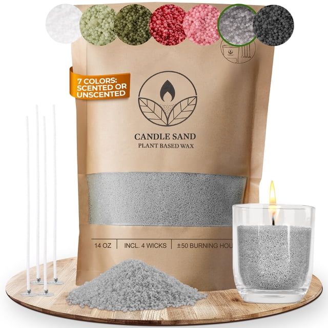set de gránulos de cera para hacer velas, edredón, 400 ml, cera de arena COMFORDER en bolsa kraft con ventana que muestra gránulos grises; montón de gránulos delante, vaso con vela encendida insertada en la cera de arena gris, 4 mechas blancas con soportes sobre base de madera y franja superior que muestra los 7 colores disponibles; adecuado para decoración de jarrones y crear velas multicolores.