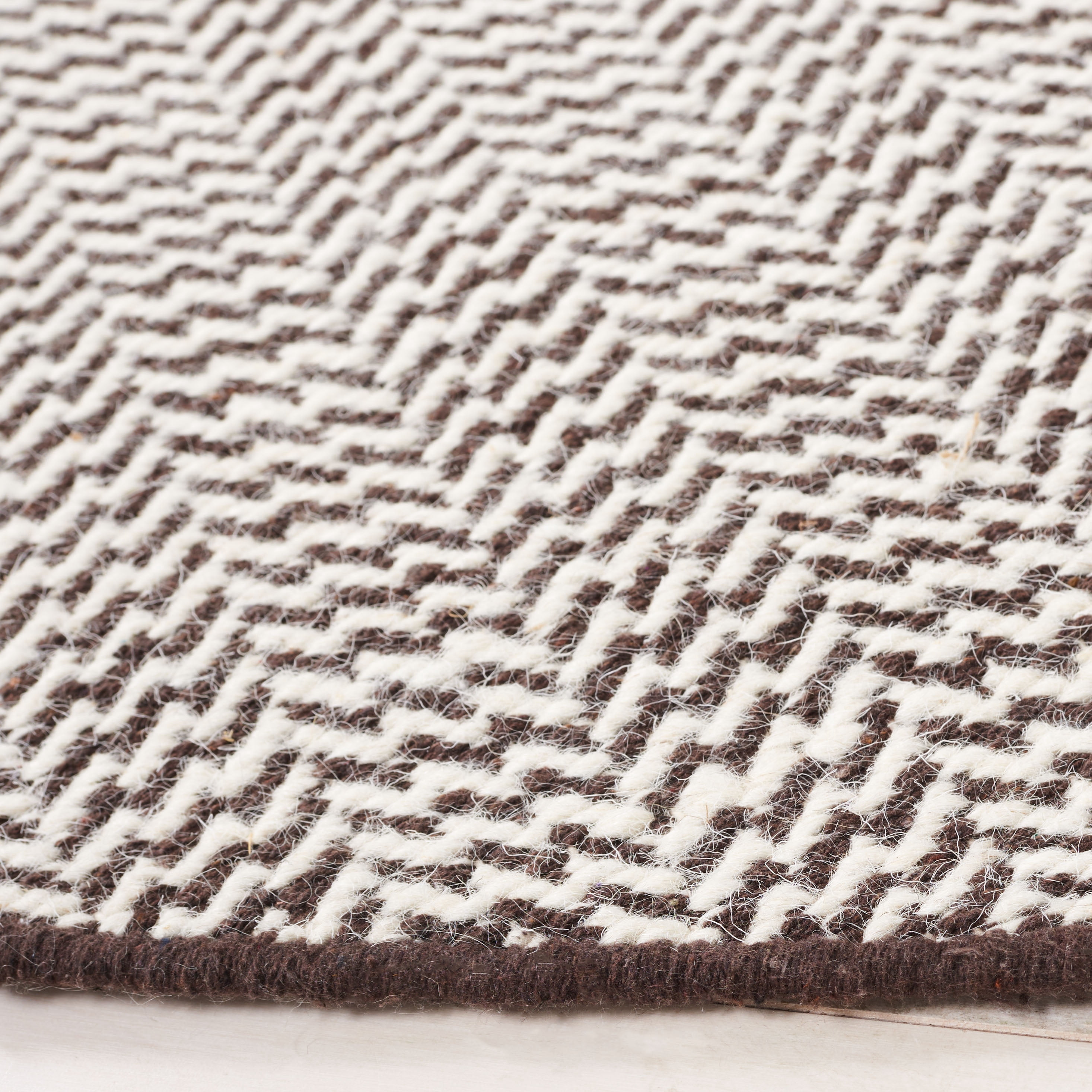SAFAVIEH Vermont Zavia Chevron Area Rug, Brown/Ivory, 6' x 6' Round