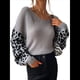 thumbnail image 3 of Suéter Holgado de Punto con Estampado de Leopardo, Larga, Cuello en V y Bloques de Color, Estilo Gótico Clásico e Informal para Mujer. Gris L, 3 of 6