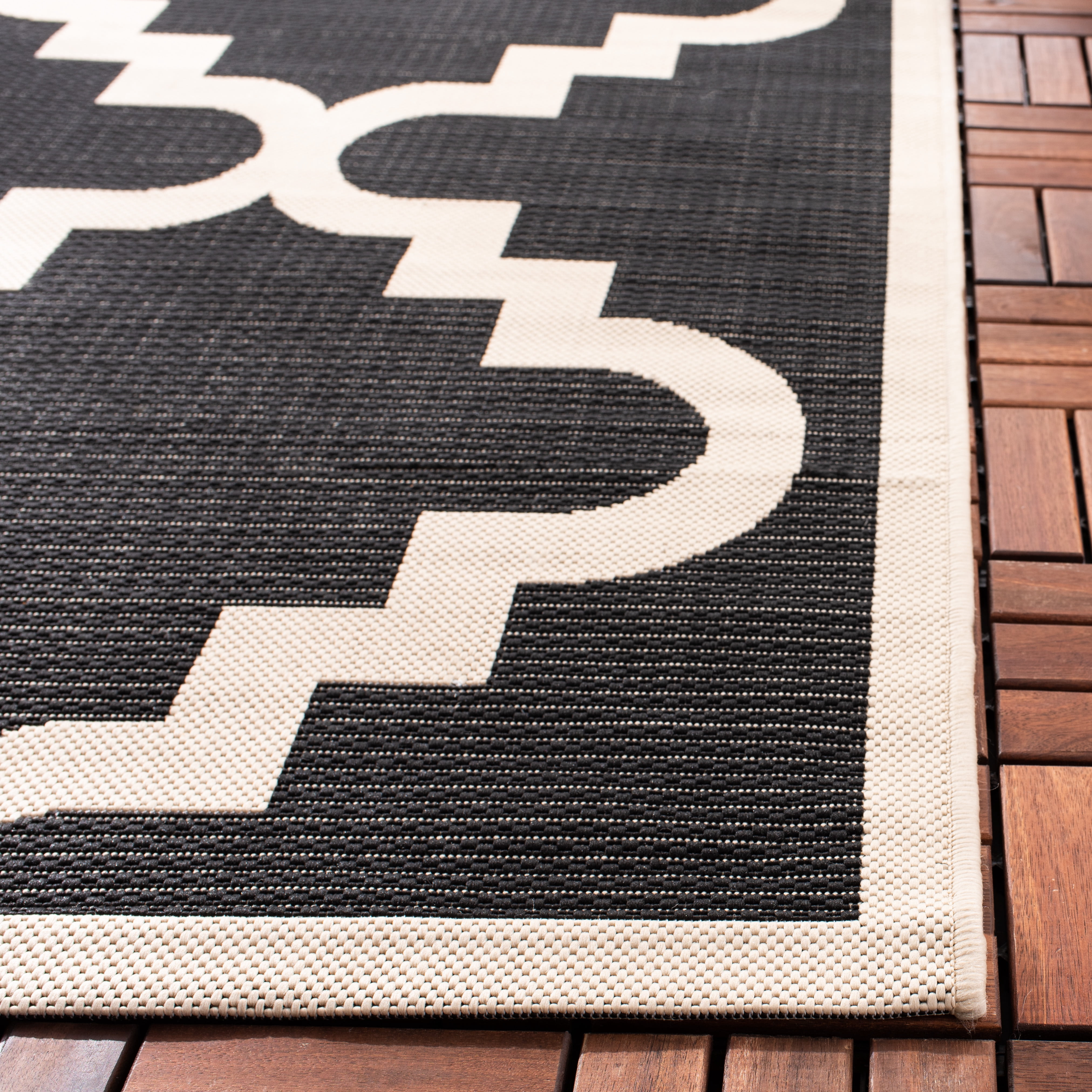 SAFAVIEH Courtyard Jaylee Geometric Indoor/Outdoor Area Rug, Black/Beige, 4' x 5'7"