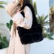 thumbnail image 4 of Bolso Fuzzy Con Asa Superior Lindo Suave Y Nube Clip Felpa Cruzado Un Hombro para Mujer (), 4 of 9