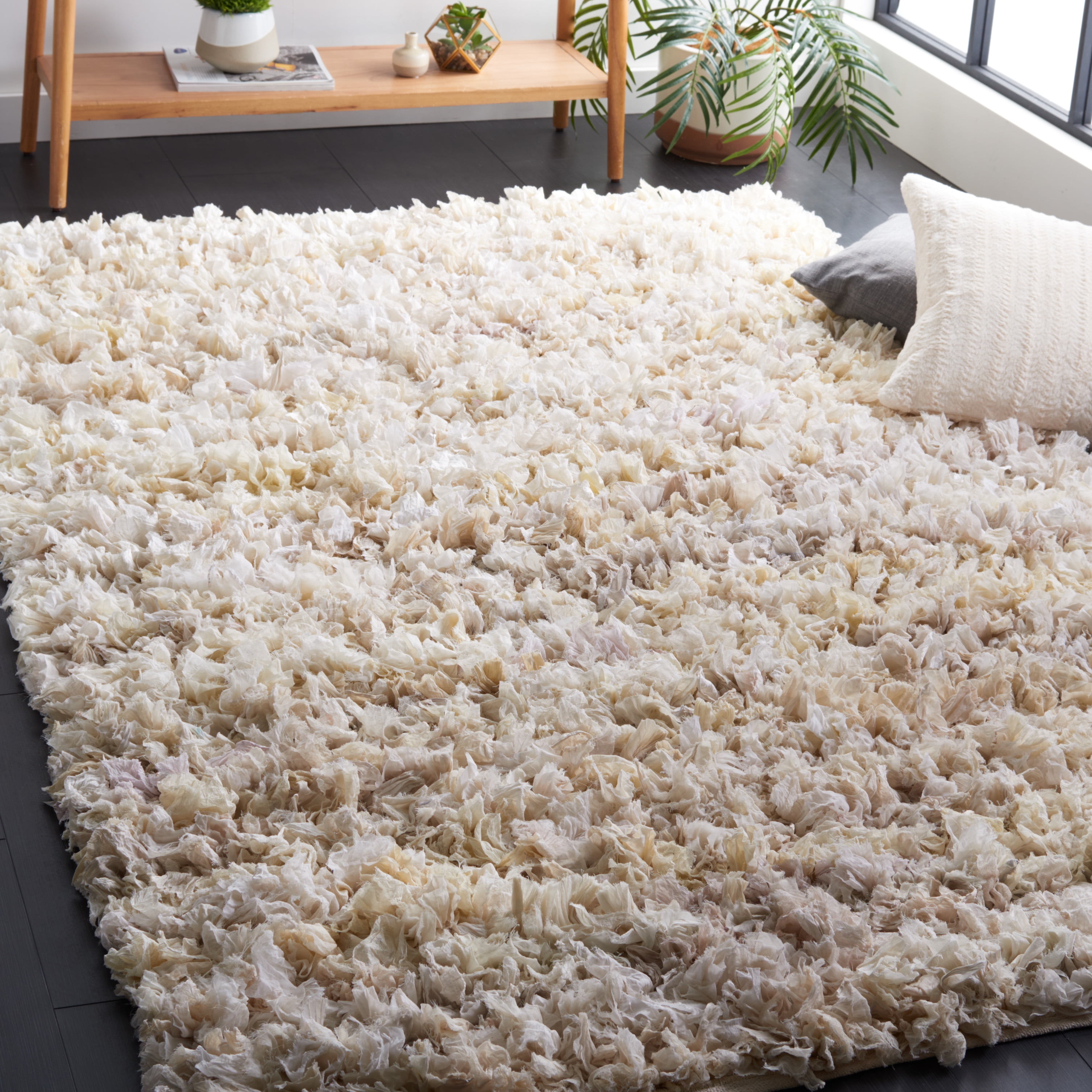 SAFAVIEH Rio Dallas Geometric Polyester Shag Area Rug, Creme, 5' x 8'