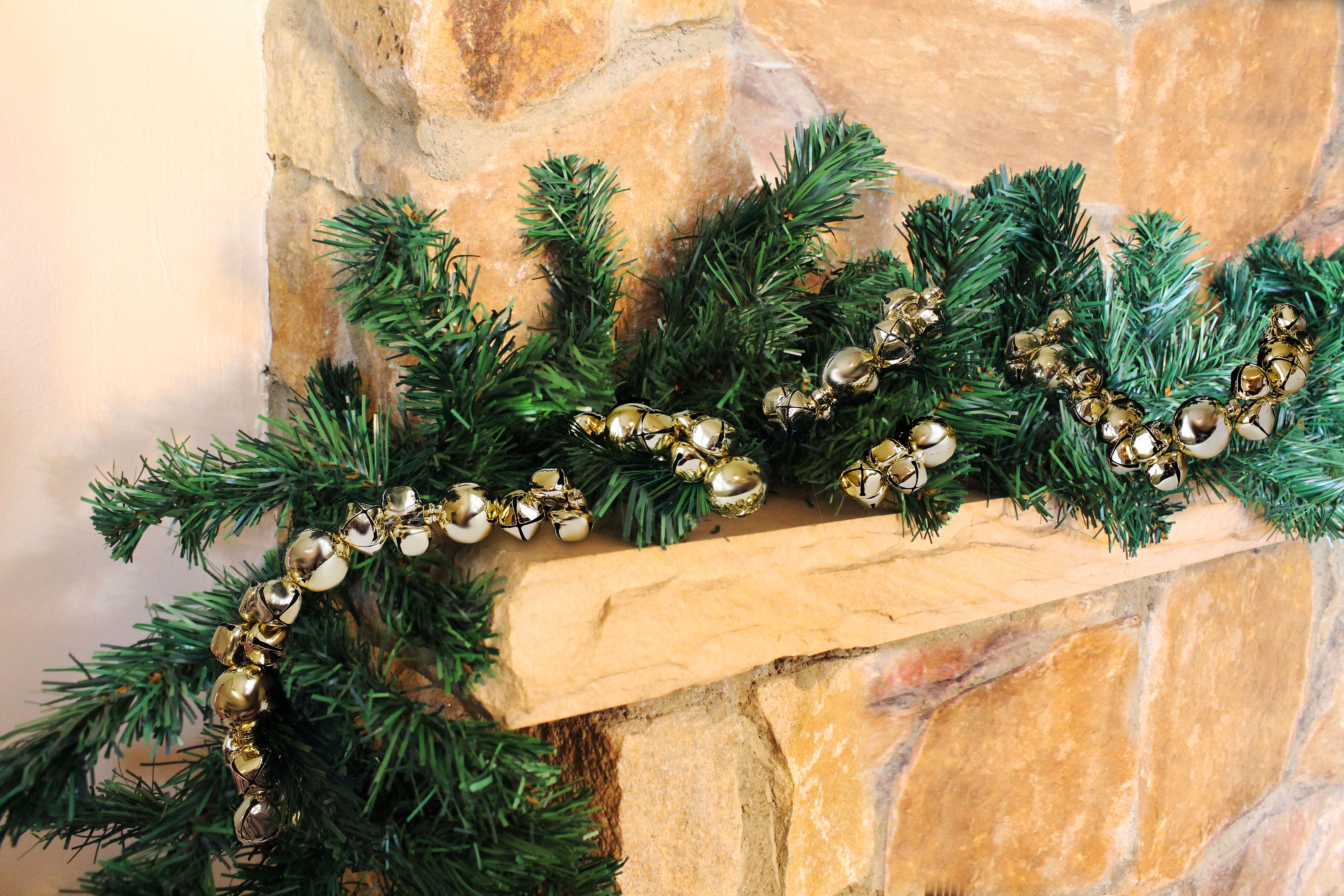 Guirlande de clochettes dorées Holiday Time de 6 pi avec perles décoratives 6ft Guirlande de clochettes or