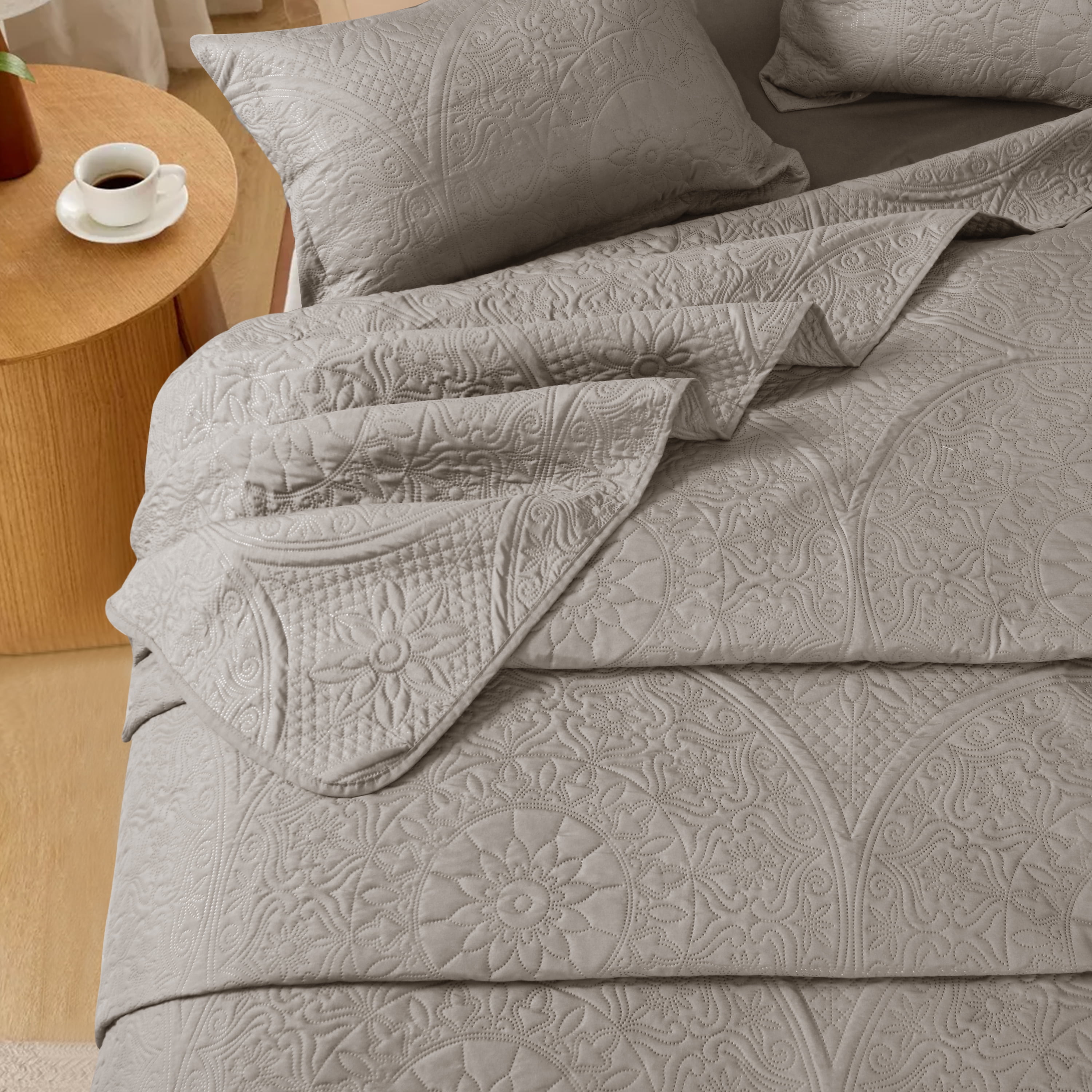 King Quilt Set - Lightweight Summer Bedspread Bedding Set for All Season, 3 Piece (1 Quilt, 2 Pillow Shams)