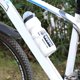 thumbnail image 3 of Botella de agua deportiva blanca antideslizante de 750 ml de grado alimenticio para aventuras ciclistas seguras al aire libre, 3 of 3