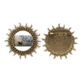 thumbnail image 1 of Pin de gancho de metal vintage con forma de sol Unbranded Broche 4,5 cm, 1 of 3