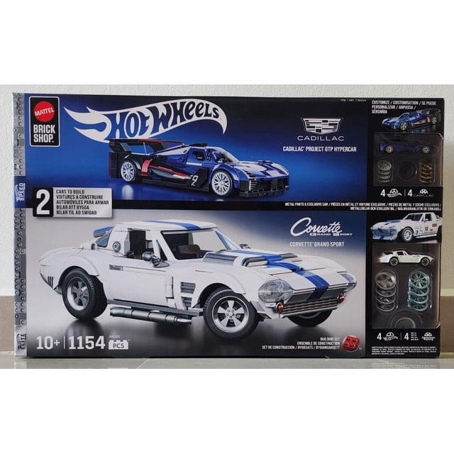 set de construcción mattel brick shop cadillac gtp hypercar & corvette caja frontal con modelos ensamblados del Cadillac Project GTP azul y el Corvette Grand Sport blanco en escala, vista 3/4 frontal; se aprecian franjas azules en el Corvette, faros y escape, logotipos Hot Wheels y Mattel Brick Shop, y recuadros que muestran calcomanías, dos juegos de fundas para ruedas y una placa metálica firmada.