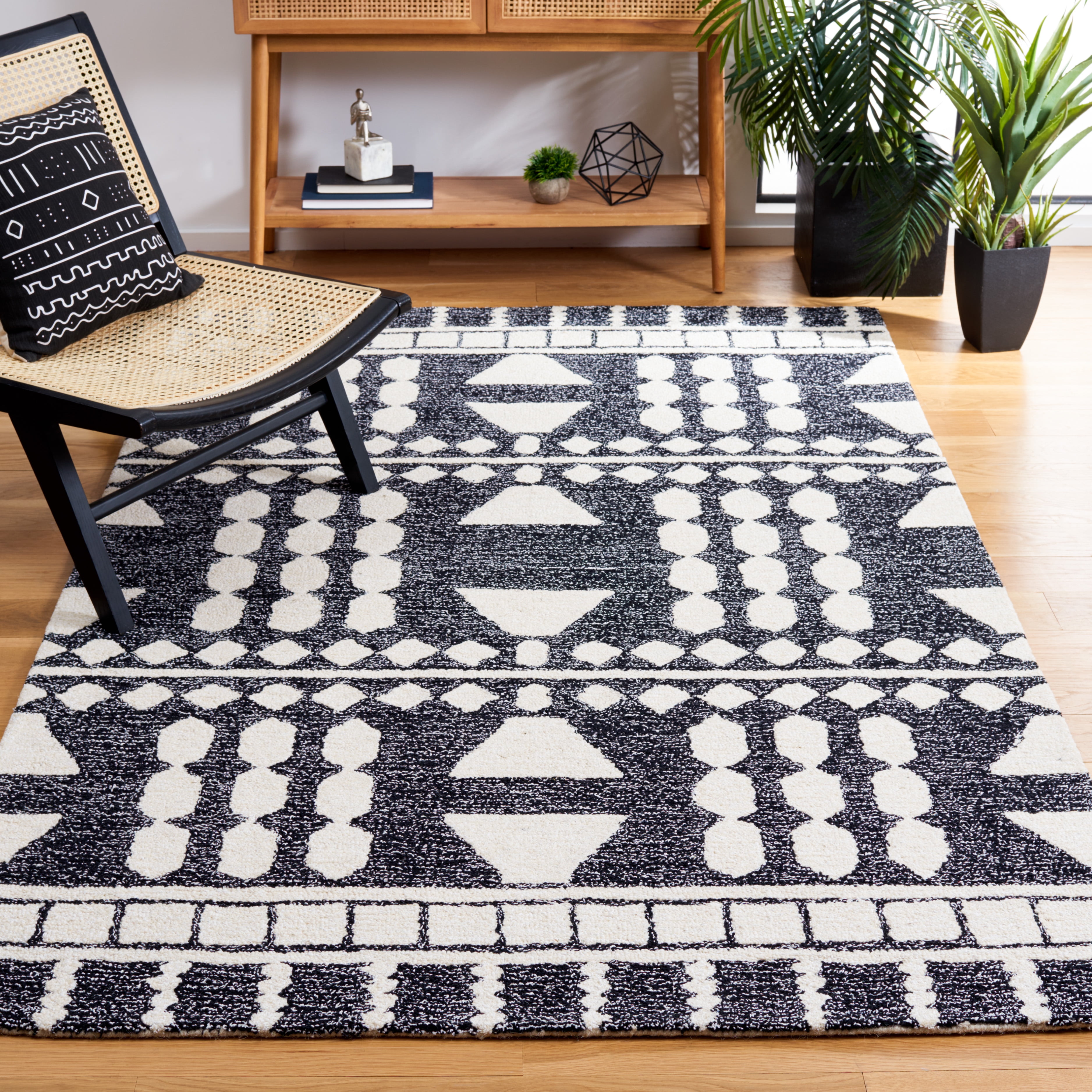 SAFAVIEH Capri Roger Southwestern Area Rug, Black/Ivory, 3' x 5'