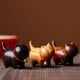 thumbnail image 1 of Xihbxyly Decoración de Gato de Madera, Linda Figura de Mascota de Madera Sin Ojos Tallada En Sándalo, Adorno de Escritorio Único, Regalo Especial para Seres Queridos, Tamaño Pequeño, 4,4 X 2,3 X 3,8, 1 of 5