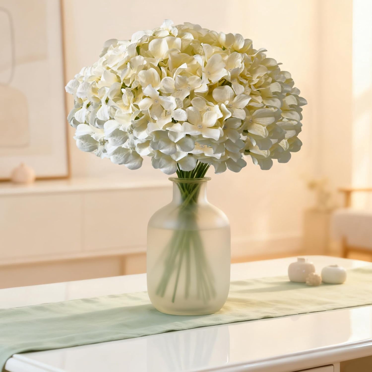 65Pcs White Hydrangea Artificial Flowers Bulk，Realistic Silk Fake Flowers with Stems，Faux Hydrangea Flowers for Wedding Home Decor Centerpieces Living Room Garden Party Baby Shower Decoration