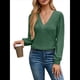 thumbnail image 3 of Camiseta Informal de Larga con Cuello en V y para Mujer, Color Liso Verde XL, 3 of 9