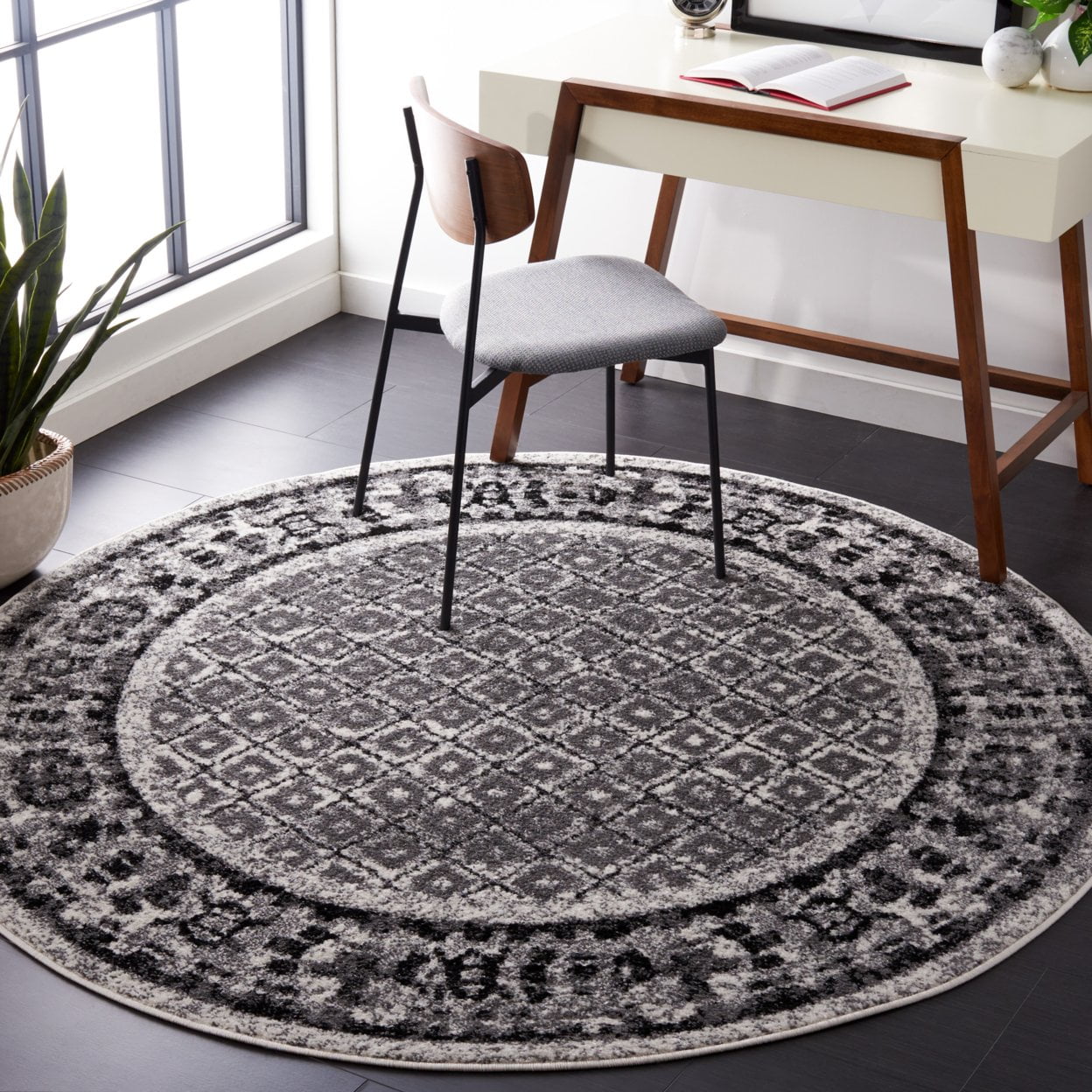 SAFAVIEH Adirondack Royston Traditional Area Rug, Ivory/Silver, 8' x 8' Round