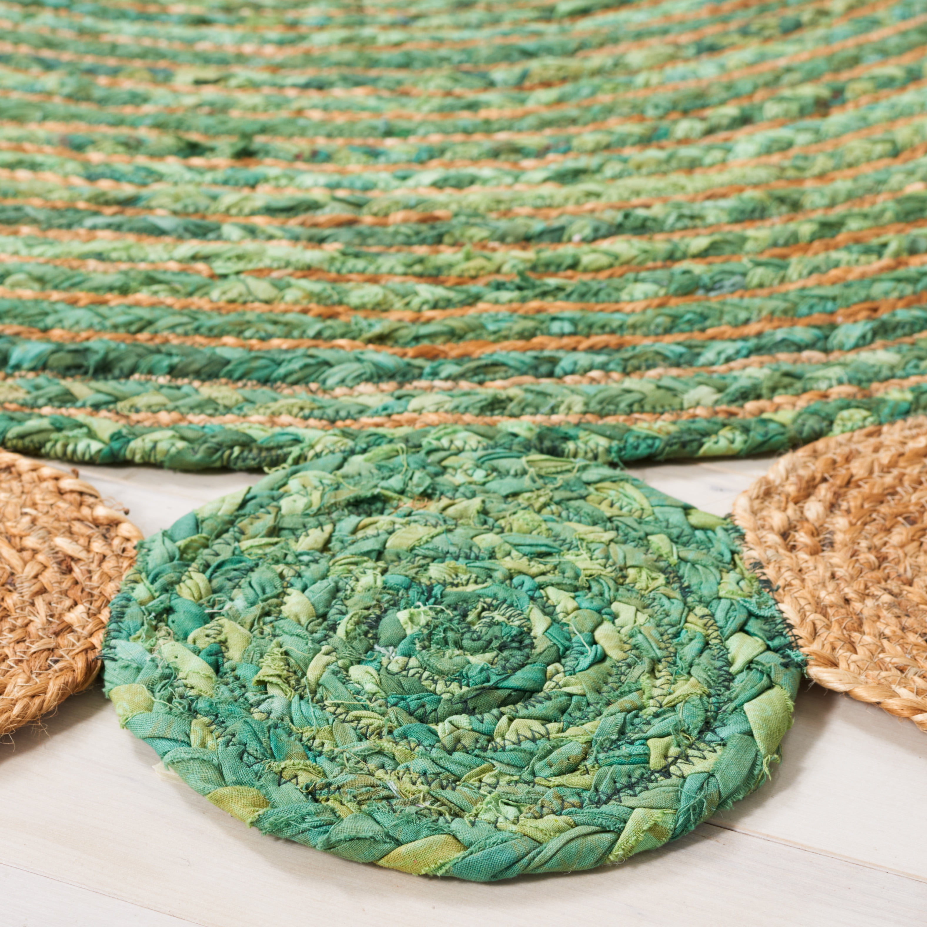 SAFAVIEH Cape Cod Kyle Geometric Area Rug, Green/Natural, 4' x 4' Round