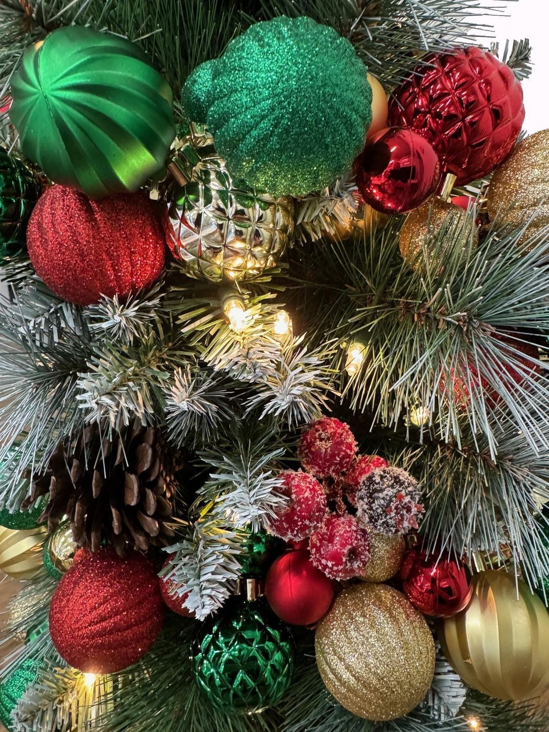 Guirlande tressée de 65 po en rouge, vert et or Guirlande tressée Holiday Time de 65 po