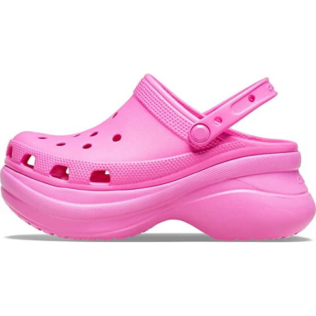zuecos crocs classic bae para mujer | zapatos de plataforma Blanco. Vista lateral derecha de clog con correa giratoria en talón, orificios de ventilación en la puntera y suela de plataforma de etileno-acetato de vinilo de aproximadamente 2.35 pulgadas (2.4") de altura; textura estriada en la plataforma. Fondo neutro; uso casual y para playa o piscina; se recomienda pedir una talla más para ajuste espacioso.