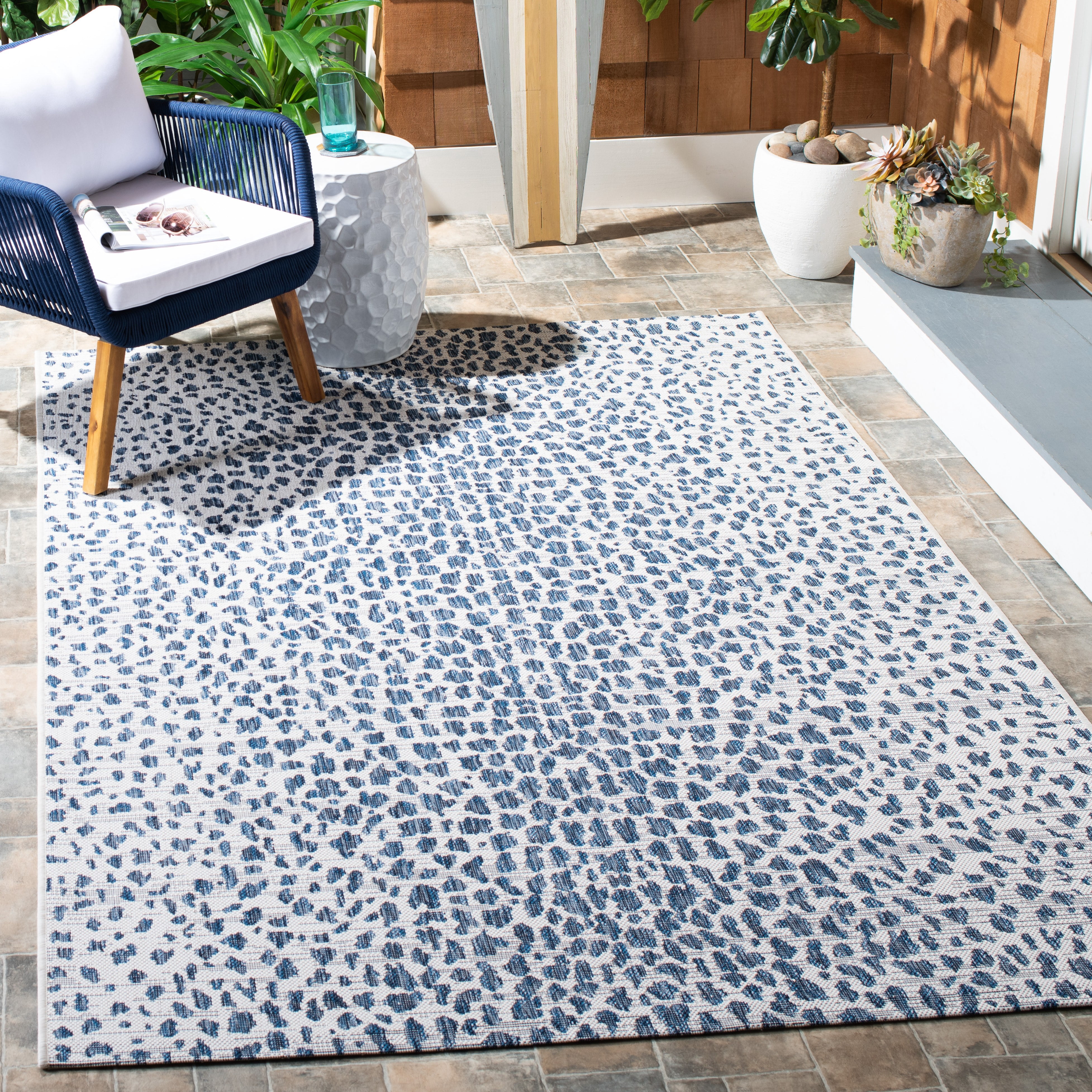 Safavieh Courtyard Karina Animal Indoor/Outdoor Area Rug, Ivory/Navy, 5'3" x 7'7"