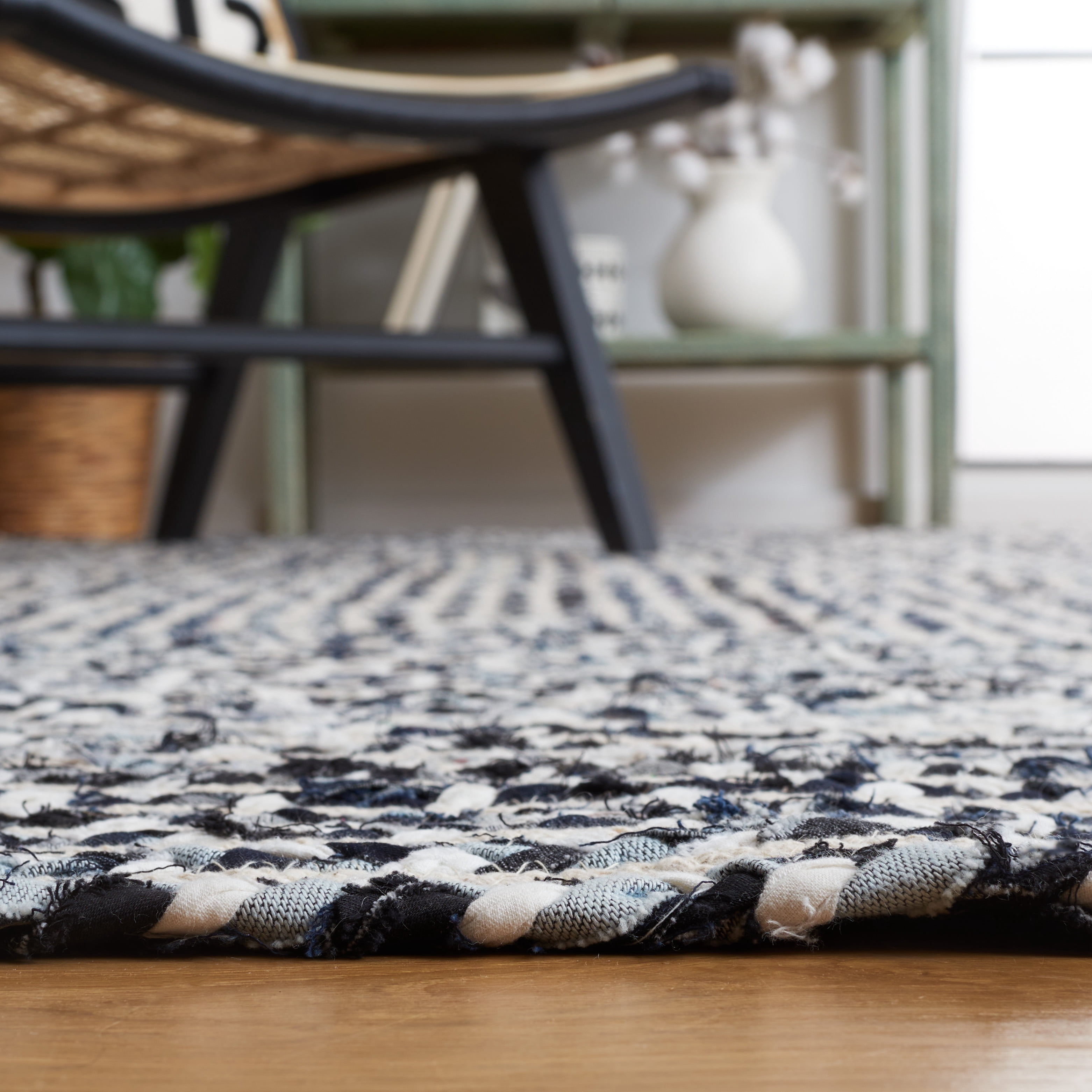SAFAVIEH Braided Anabella Bordered Cotton Reversible Area Rug, Black/Navy, 4' x 4' Square