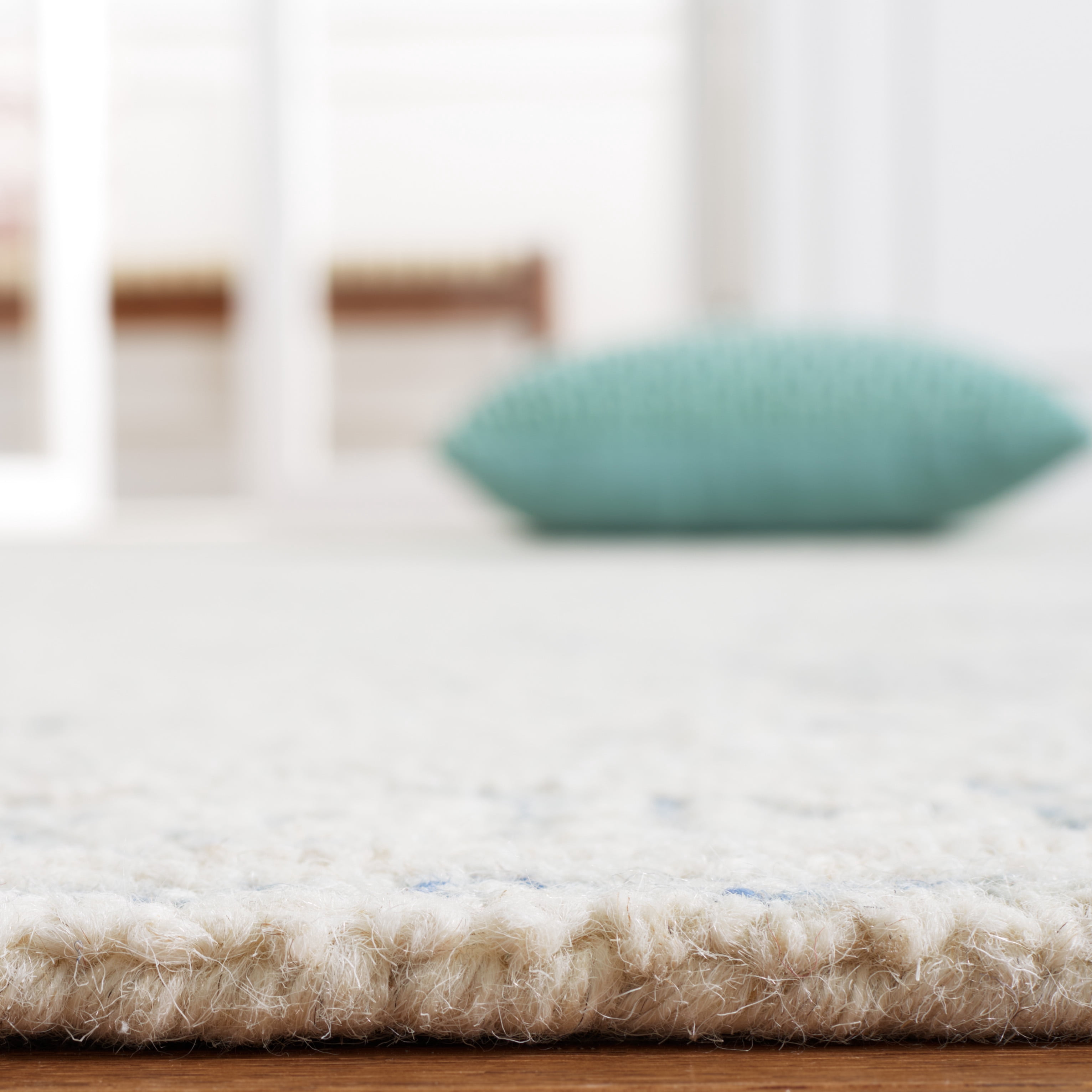 SAFAVIEH Abstract Carter Oriental Wool Area Rug, Ivory/Blue, 6' x 6' Round