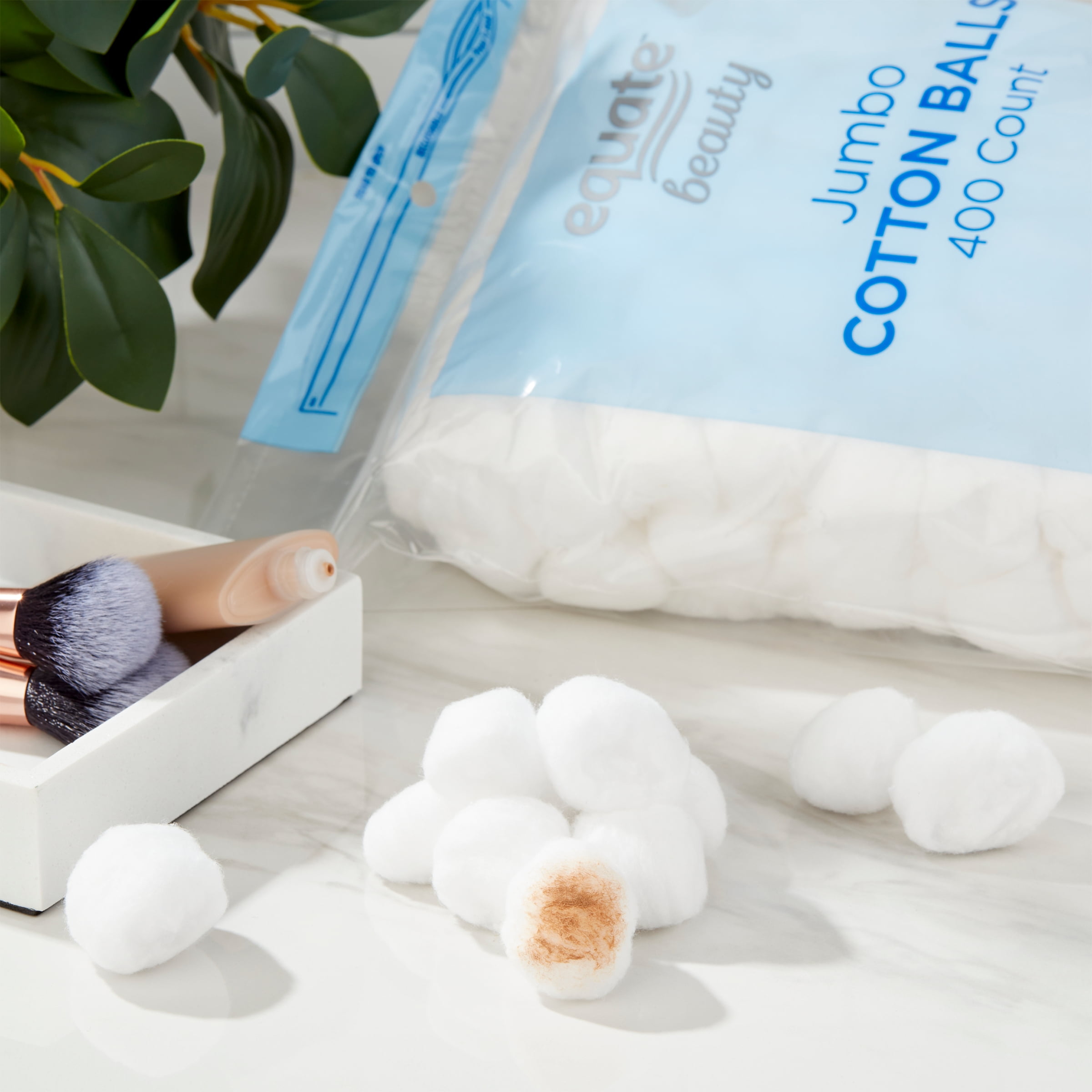 Cotton Balls in Cosmetic Cottons