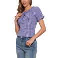 thumbnail image 4 of BLUSA DE GINGHAM A CUADROS INSPIRADORA PARA MUJER CON CUELLO REDONDO, VOLANTES Y MANGAS PUFF TAMAÑO M AZUL OSCURO, 4 of 6