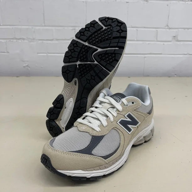 NEW BALANCE 2002R Athletic Sneaker Men's Size US 6 D Beige Grey