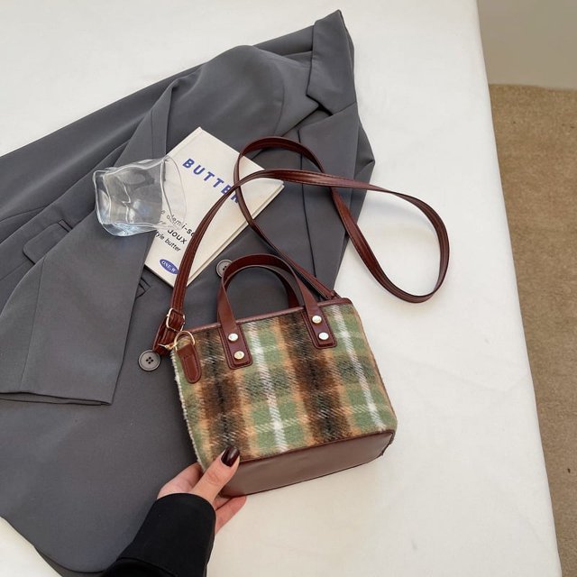 Bolso de mano versátil a cuadros para otoño e invierno, nuevo bolso de hombro popular de moda 2025, bolso de mensajero a cuadros retro, bolso tipo cubo para mujer