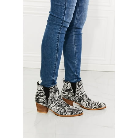 

MMShoes Back At It Point Toe Bootie in Snakeskin