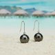 thumbnail image 2 of Pendientes colgantes de perlas negras de Tahití, 9-10 mm Pendientes colgantes con gancho para oreja de perlas negras cultivadas de agua salada genuinas de Tahití con diamante real y oro de 18 quilate, 2 of 5
