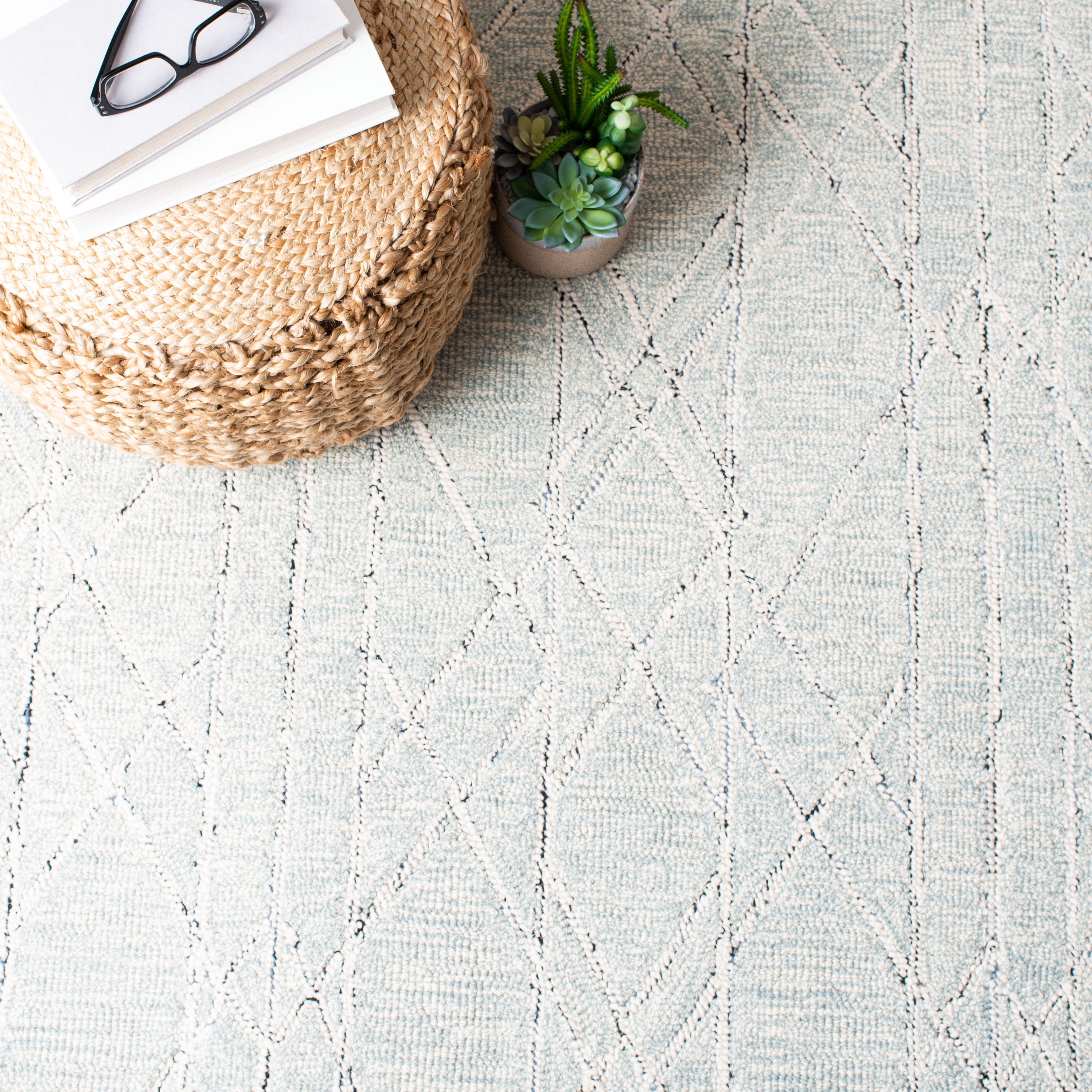 SAFAVIEH Micro-Loop Lowell Diamond Area Rug, Ivory/Light Blue, 5' x 8'