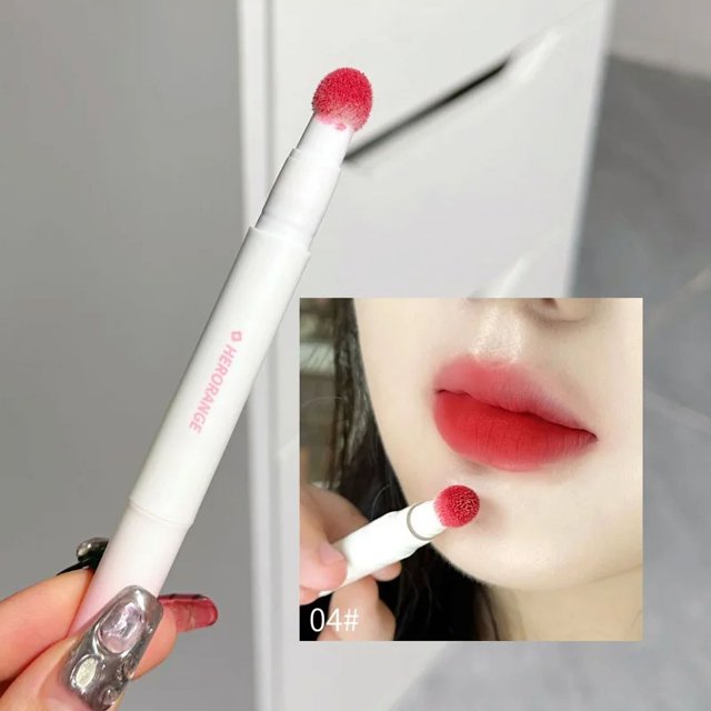 lápiz labial líquido con aplicador de almohadilla tono 04, aplicador esponjoso redondo en tubo blanco con punta teñida y muestra insertada de labios difuminados en acabado aterciopelado mate, textura cremosa e hidratante para maquillaje de labios multiusos.