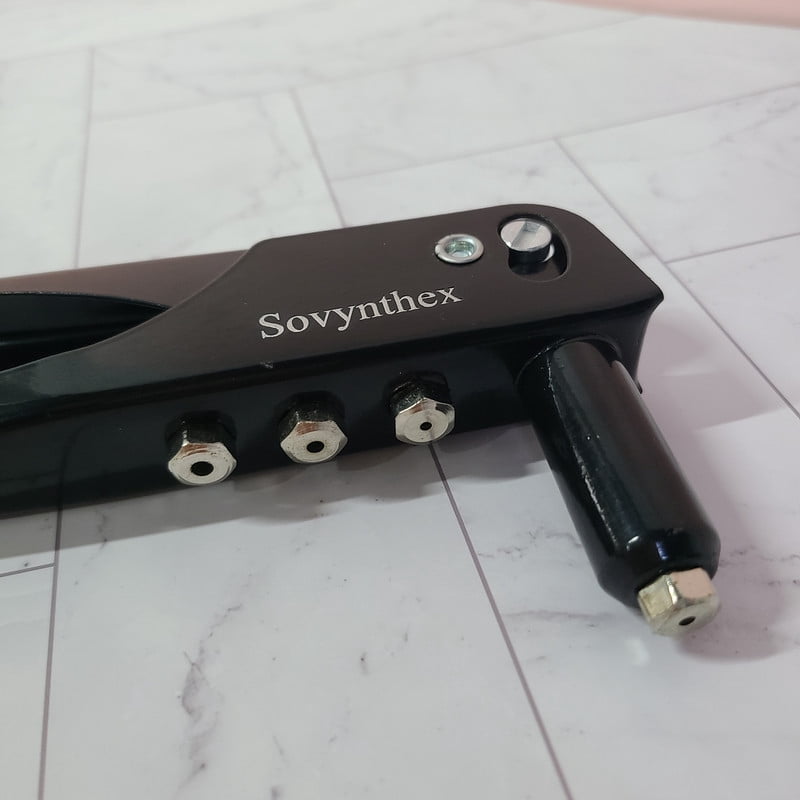 Sovynthex Hand tools, namely, riveters  Heavy-duty one-handed rivet gun with an ergonomic handle, suitable for metal, wood, and plastic