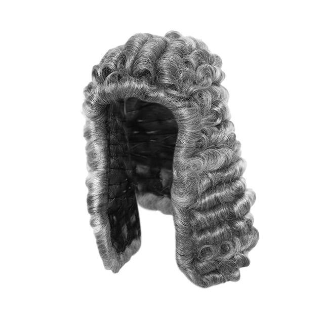 peluca colonial para adultos perfecl gris onda larga ajustable. Peluca sintética gris en vista 3/4 frontal con rizos en capas tipo colonial, patillas largas y gorro interior negro con correas ajustables; longitud 52 cm, circunferencia 55–61 cm; ideal para cosplay, fiestas temáticas y uso diario, y a menudo usada en recreaciones históricas.