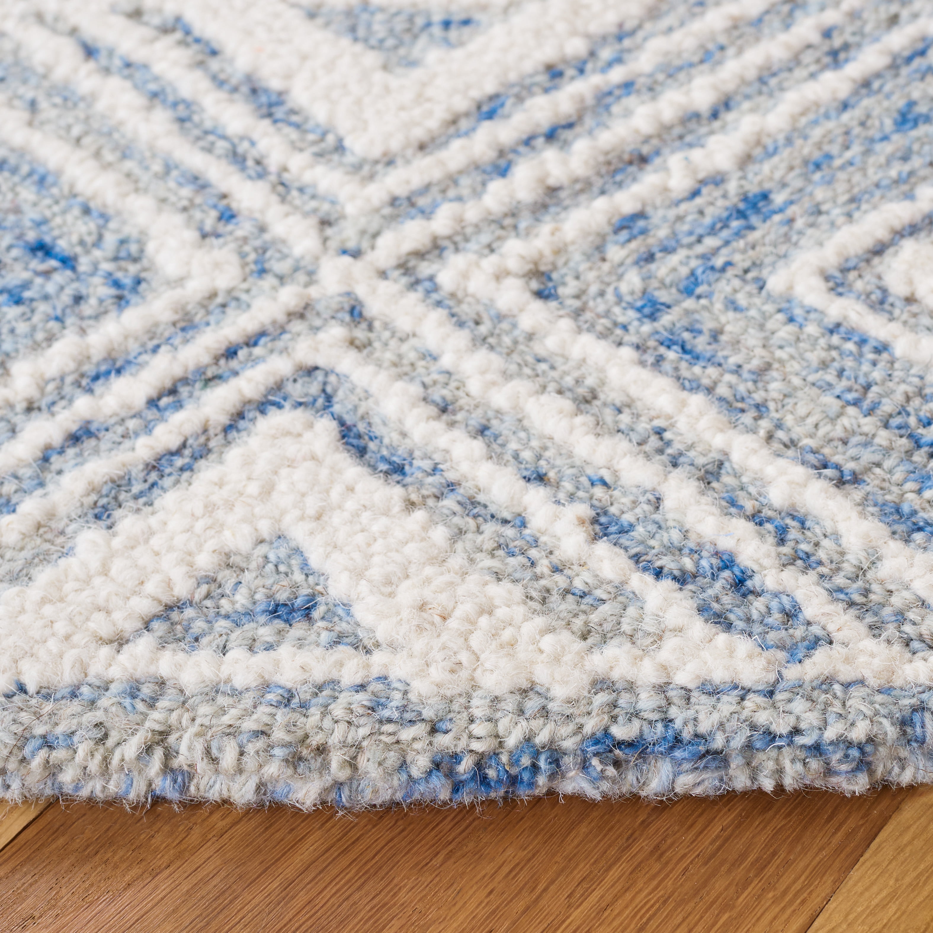 SAFAVIEH Metro Padraic Medallion Area Rug, Blue/Ivory, 6' x 6' Round