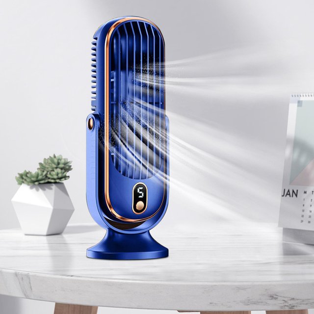 ventilador de mesa recargable con cabezal móvil 720 grados usb 5 velocidades ajustables azul soledad Ventilador de mesa azul vertical, vista frontal centrada con base redonda; rejilla alargada y paletas internas visibles, pantalla LED frontal que indica velocidad, bisagra lateral para giro hasta 720 grados y borde dorado; cuerpo de plástico PP, incluye cable USB, sobre escritorio con planta y calendario, ideal para oficina o dormitorio y también usado como ventilador personal portátil para viajes.