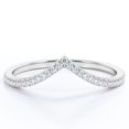 thumbnail image 1 of JeenMata Alianza de Boda en Forma de V de 0,25 Quilates con Forma Redonda y Pavé Festoneado - Baño de Oro Blanco de 18 K sobre Plata, 1 of 6