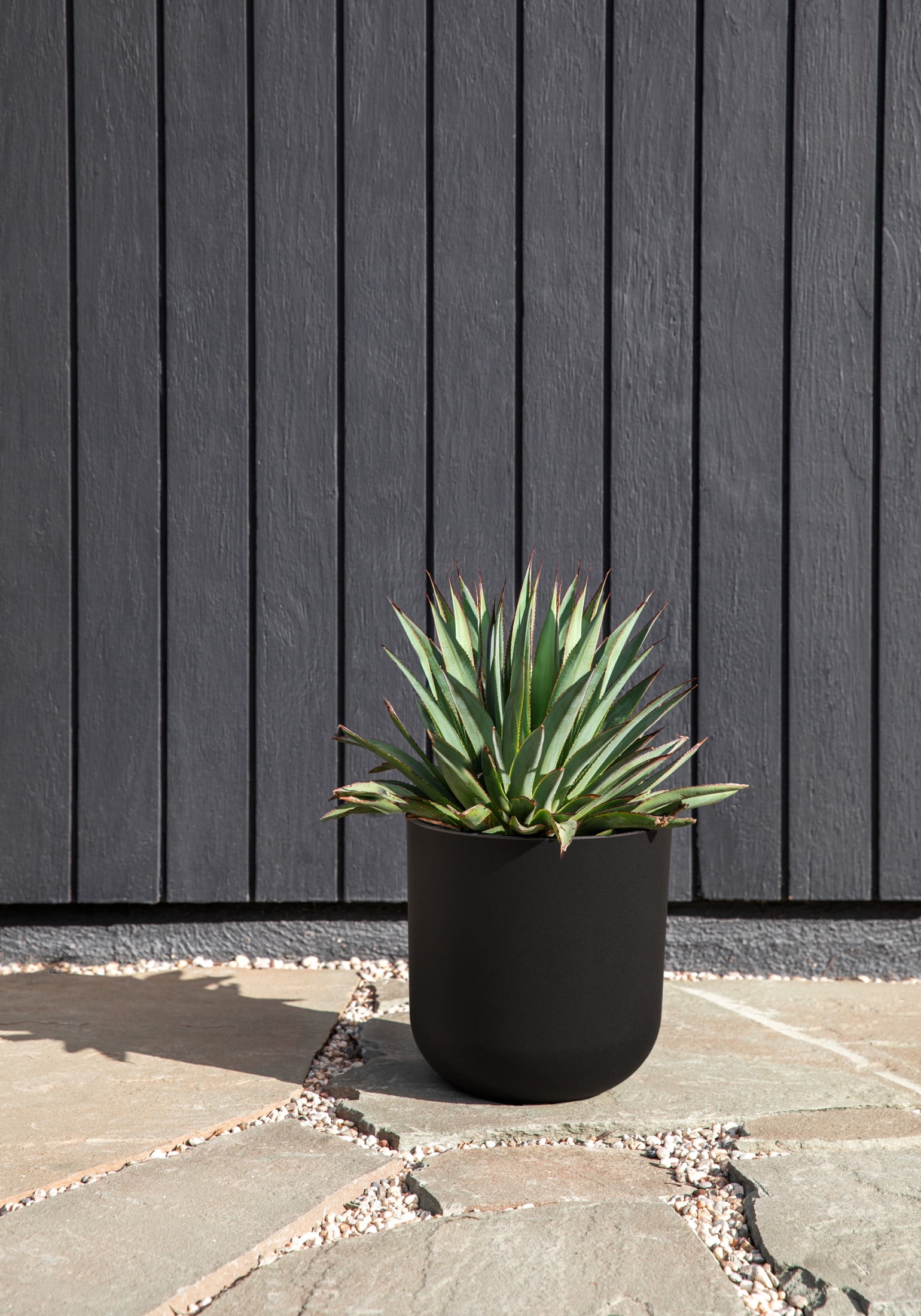 Veradek Mason Series Kona 10" Plastic-Stone Planter - Black